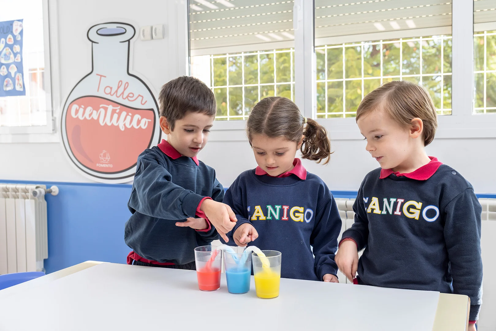 Alumnas con profesora